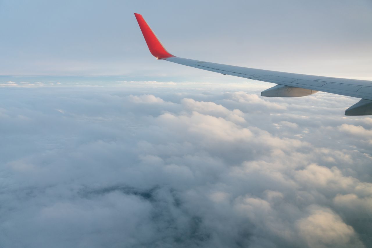 Sayap pesawat di atas awan