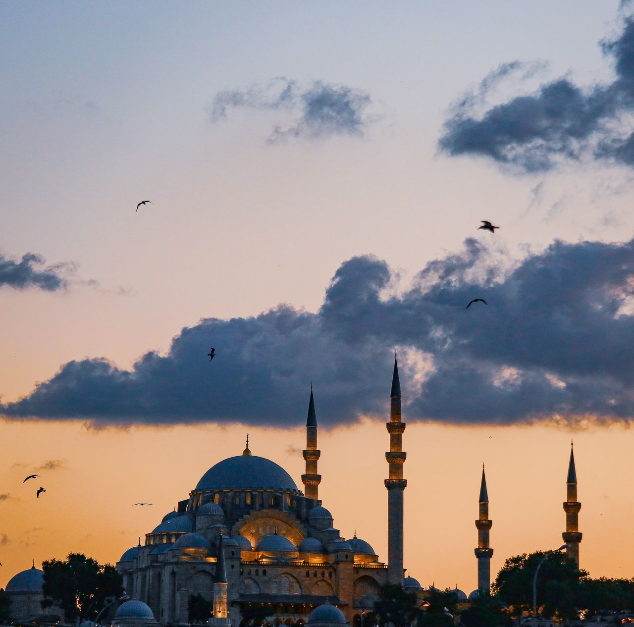 Siluet Masjid Süleymaniye di Istanbul saat matahari terbenam