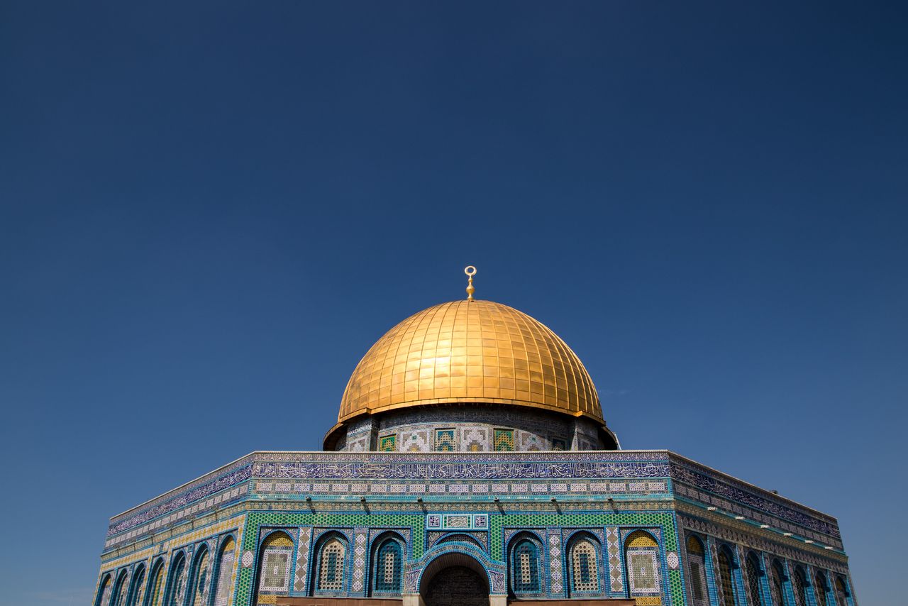 Kubah emas Dome of the Rock di Yerusalem di bawah langit cerah