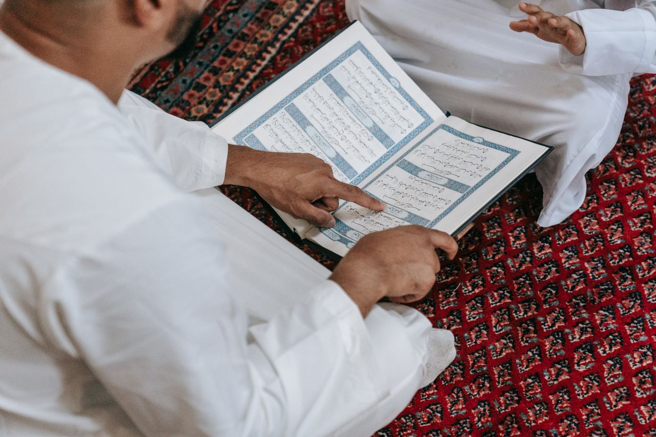 Pembimbing mengajarkan Al-Quran kepada murid